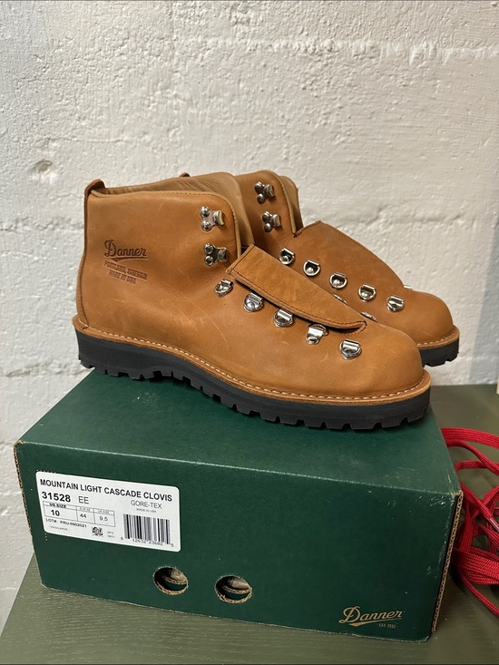 Danner Other - Danner Mountain Light Cascade Clovis Leather Hiker Boots in Tan